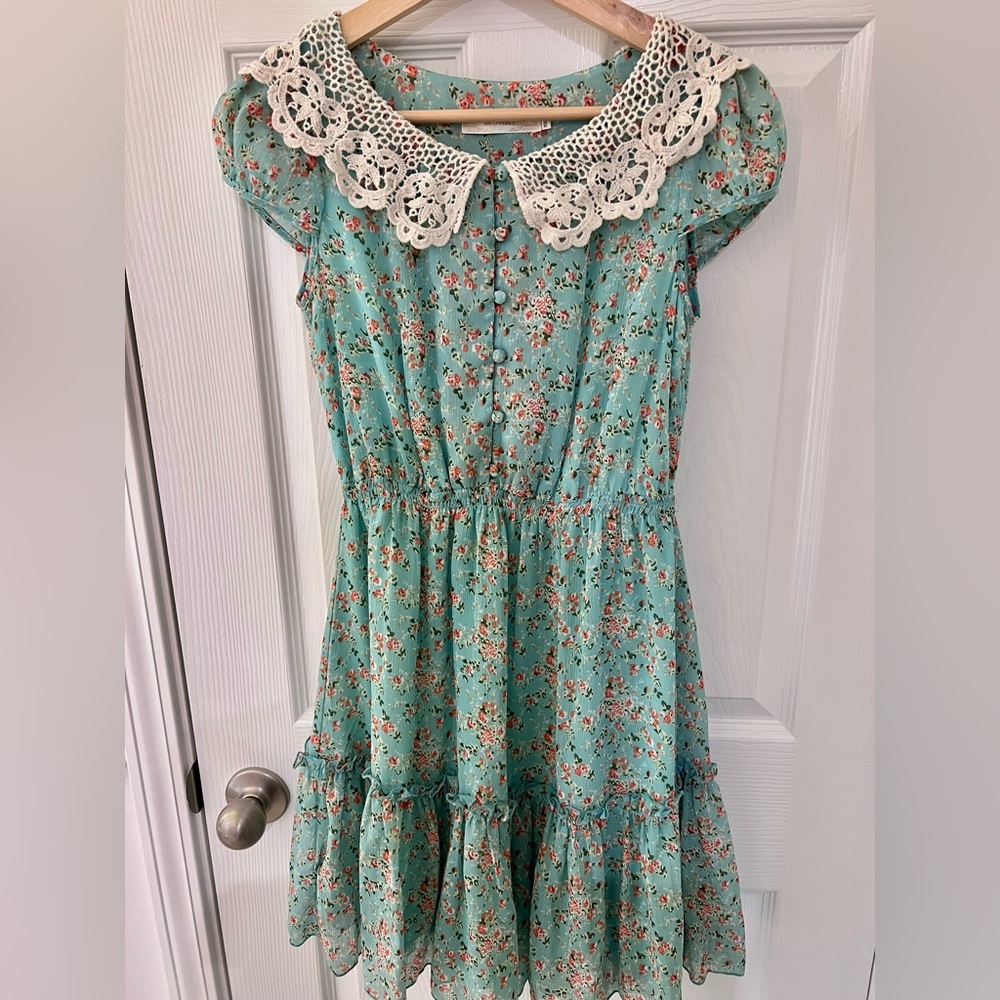 Women/Junior light green dress with flower pattern